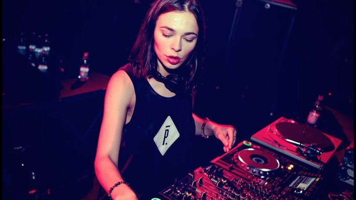 Nina Kraviz Smoking